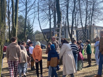 Dziuplaki i budki lęgowe – wieszanie budek w Szkole Podstawowej nr 7 w ramach projektu „Z Przyrodą na Ty” , 